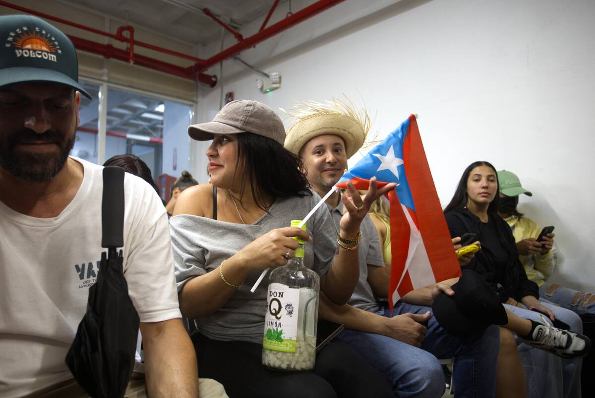 Cientos de personas esperan para poder comprar entradas a los conciertos de Bad Bunny. //Foto: EFE.