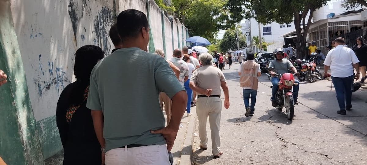 Filas para votar en Cartagena este domingo 8 de marzo. // Foto: Óscar Díaz - EU