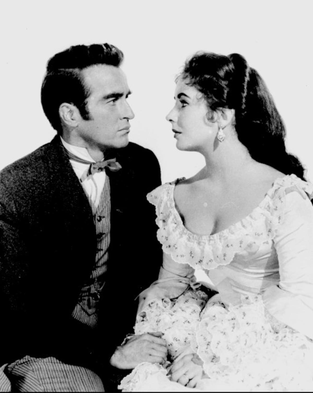 Elizabeth Taylor con Montgomery Clift en una escena de "Raintree County." AP
