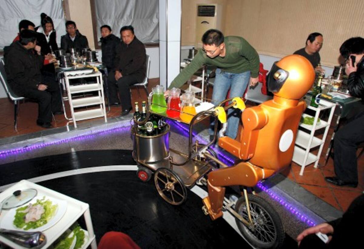 Los robots no se sienten cansados, siguen trabajando y desplazándose por todo el restaurante toda la noche, mientras que los humanos pueden ser temperamentales o impacientes, comentan satisfechos, los sorprendidos clientes del restaurante.