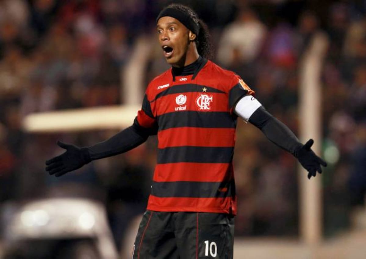 El jugador brasileño Ronaldinho Gaúcho vistiendo la camiseta del Flamengo AP