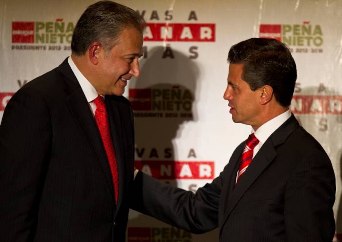 El exdirector de la policía en Colombia, general Oscar Naranjo (izq.) es el asesor del presidente electo en México, Enrique Peña Nieto. AP Christian Palma