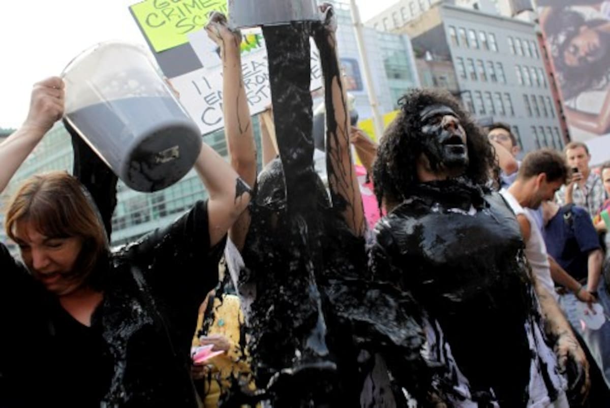 Crecen las protestas por el desastre en el Golfo de México.