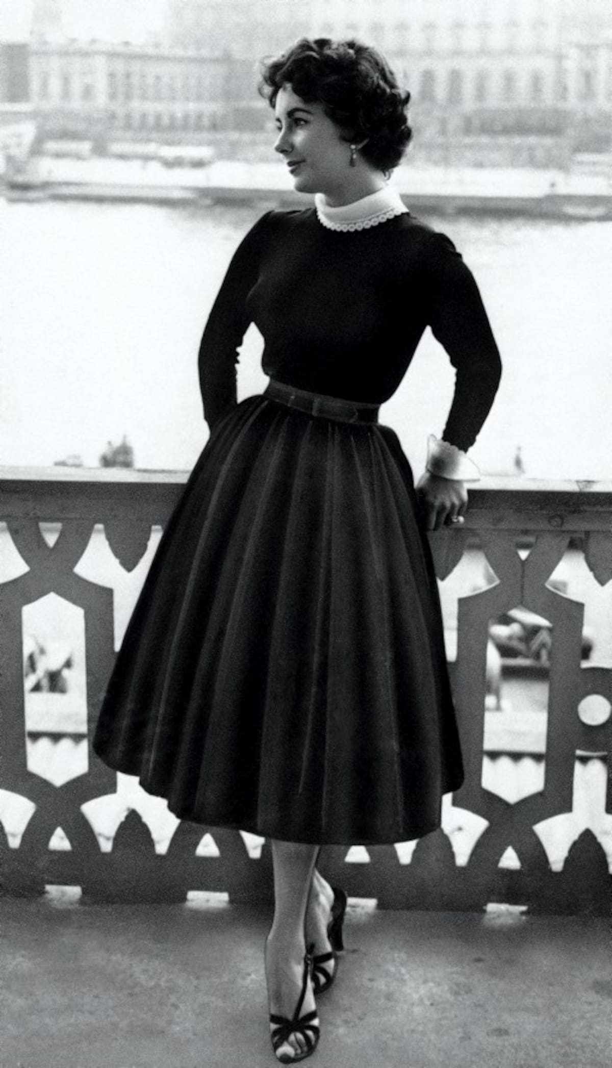 Elizabeth Taylor en el balcón del Gran Hotel en Estocolmo. AP