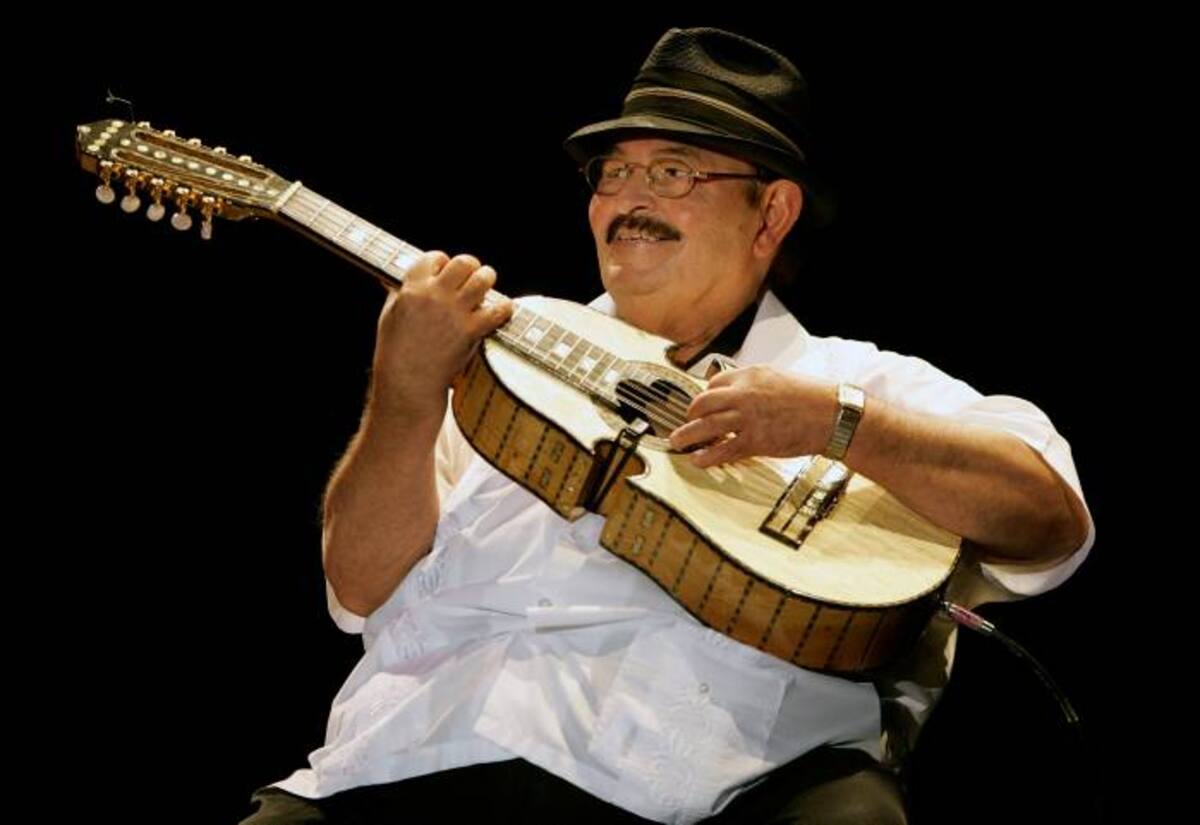 Yomo Toro se fue con su cuatro al cielo. AP