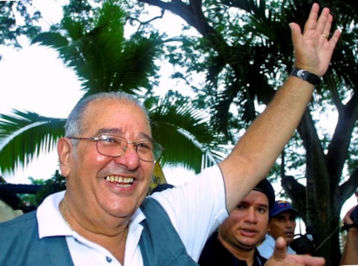 Guillermo Endara, ex presidente de Panamá, falleció anoche víctima de un problema cardiaco.