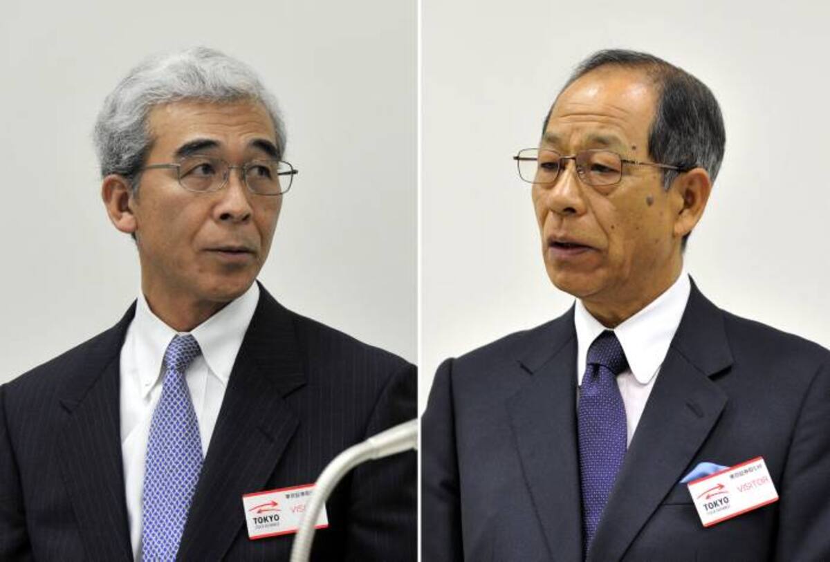 El expresidente de Olympus Tsuyoshi Kikukawa y su exmano derecha Hisashi Mori. AFP YOSHIKAZU TSUNO