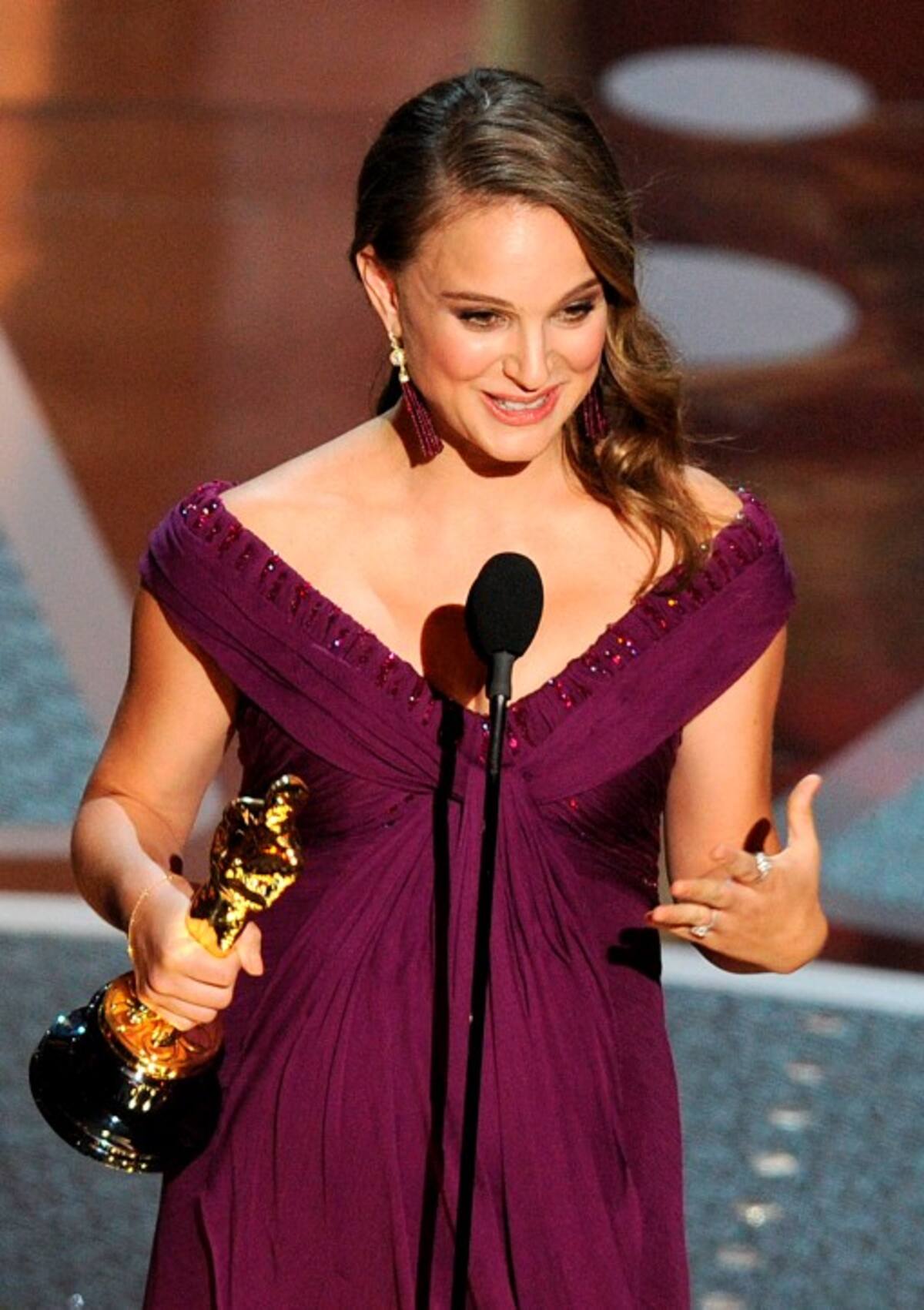 La actriz Natalie Portman dijo que no vestirá más los modelos de John Galliano. AFP