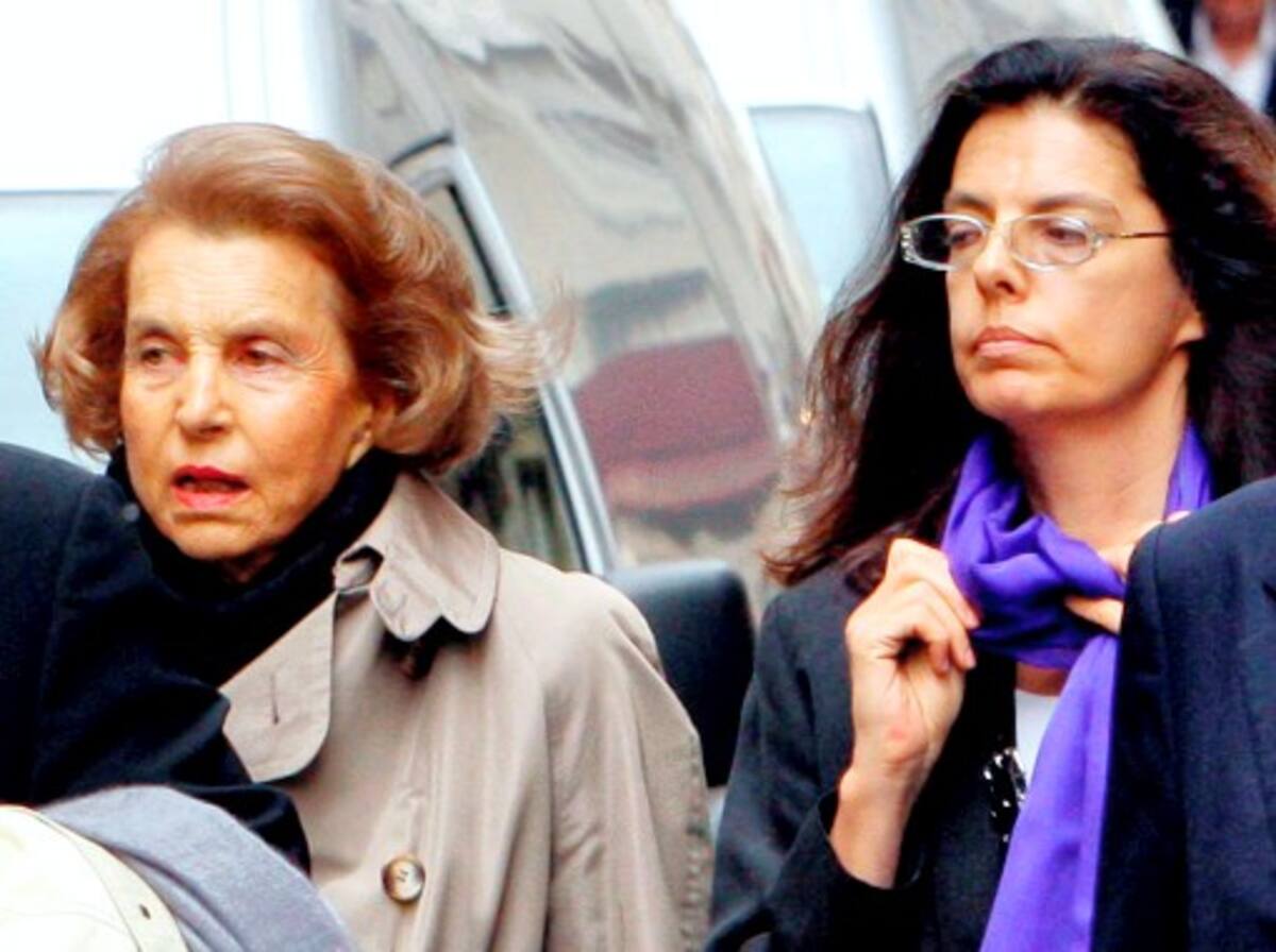 Liliane Bettencourt (Izq.) y su hija Francoise Bettencourt-Meyers es París. AFP
