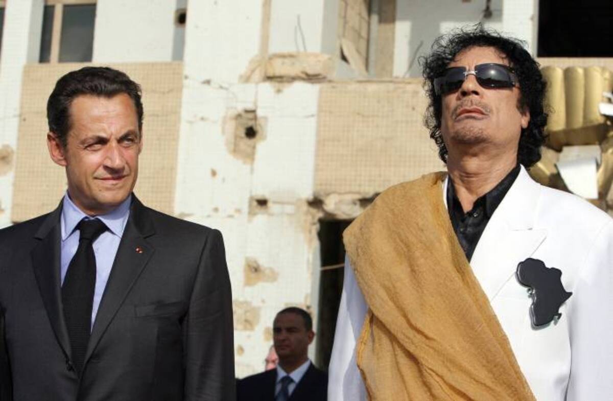 El asesinado presidente de Libia, Muamar Gadafi (izquierda) en uno de los encuentros con el presidente Nicolás Sarkozy. Archivo