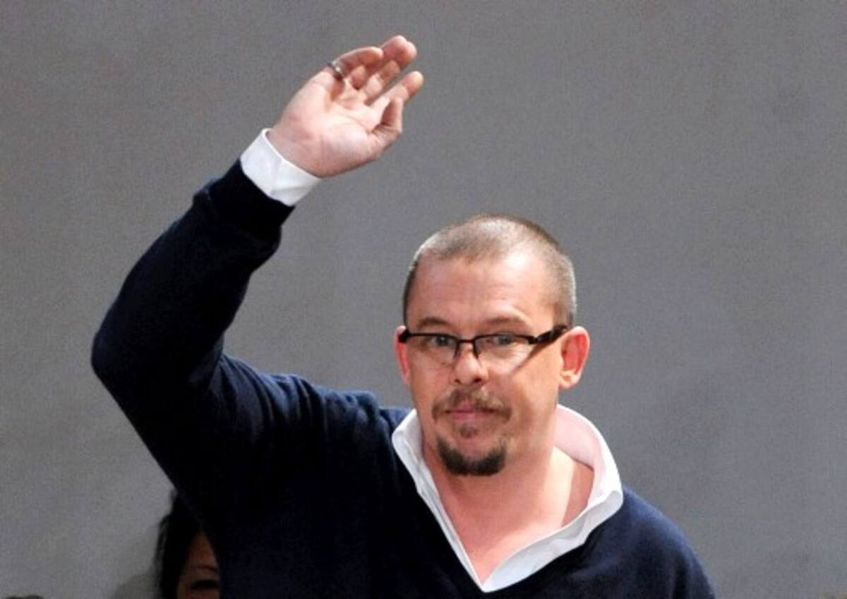 Alexander McQueen, famoso modisto, se suicidó. Hoy se conoció como repartió su fortuna. ARCHIVO