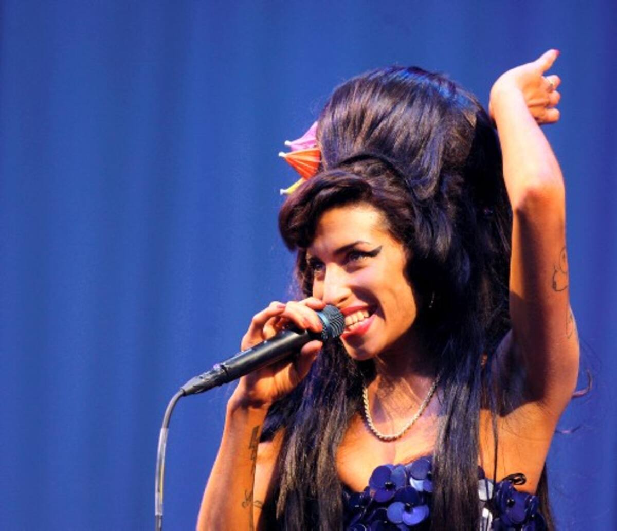 (FILES) This file picture taken on June 28, 2008 shows British singer Amy Winehouse performing at the Glastonbury Festival at Worthy Farm, in Glastonbury. Troubled British singer Amy Winehouse on Sunday June 19, 2011 cancelled her appearances at festivals in Turkey and Greece after she was jeered at a show in Serbia when it appeared that she was too drunk to perform. The soul-diva pulled out of the shows, which take place later this week, as she "cannot perform to the best of her ability", her spokesman said. AFP PHOTO / BEN STANSALL / FILES