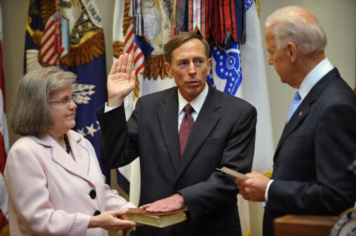 En julio de 2011, David Petraeus., tomó posesión como director de la CIA en la Sala Roosevelt de la Casa Blanca, ante el vicepresidente Joe Biden. A su lado, su esposa Holly Petraeus. AFP MANDEL NGAN