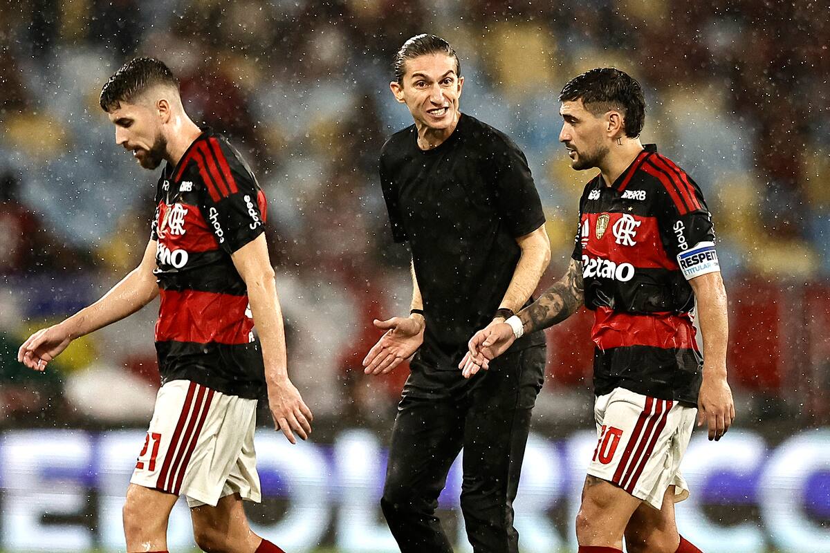 Filipe Luís (c) fue despedido como entrenador de Flamengo. //Foto, EFE: Andre Coelho