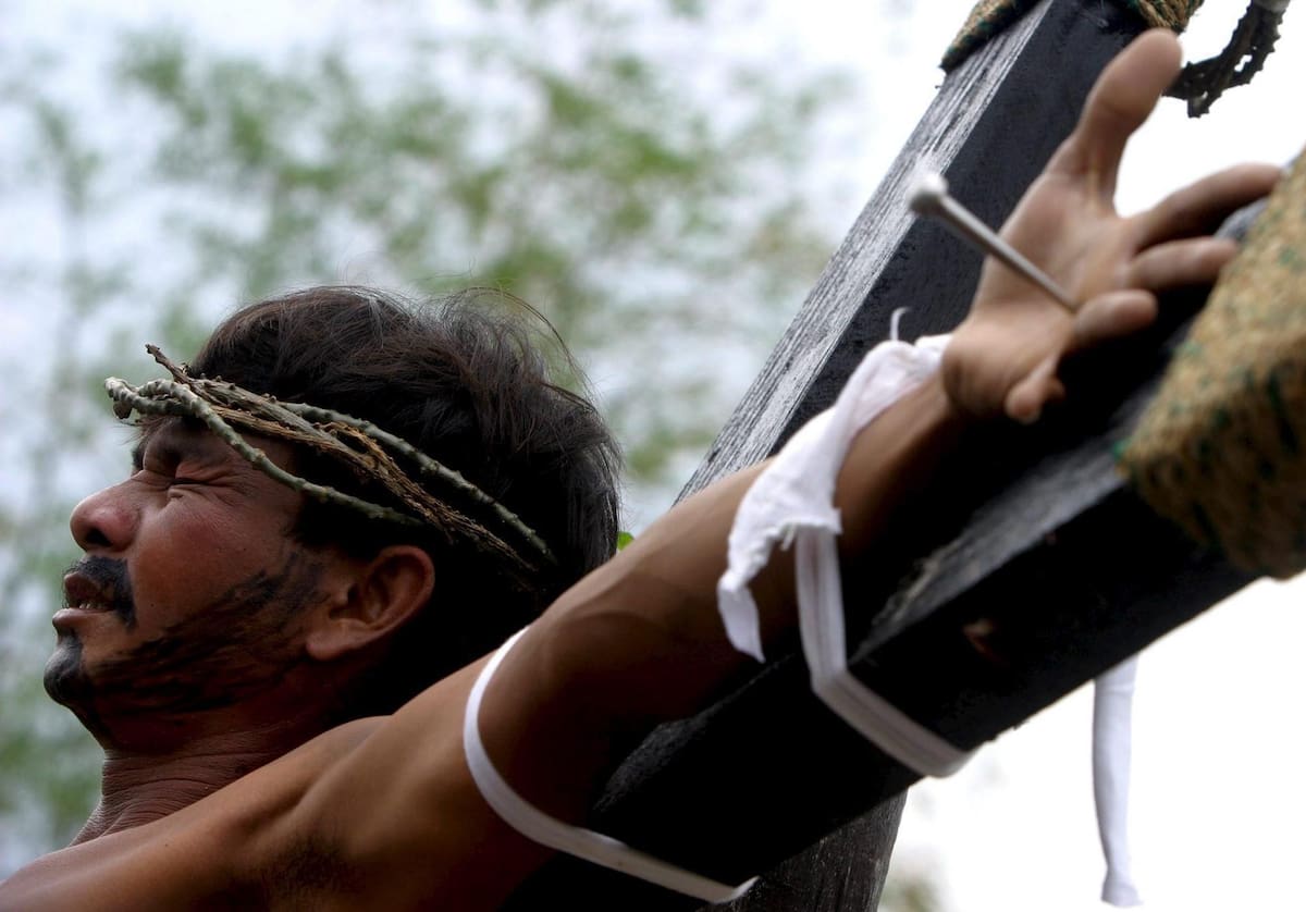Penitente católico filipino clavado a una cruz. //Rolex Dela Pena.