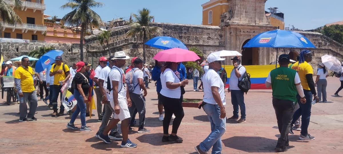 Fin de la marcha de los trabajadores en la Torre del Reloj. // Foto: Óscar Díaz Acosta - El Universal