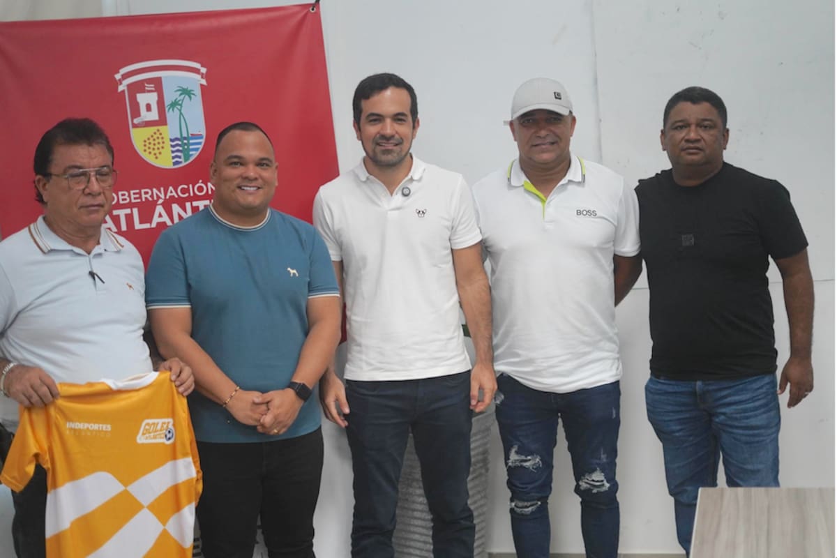 Iván Urquijo, director de Indeportes Atlántico, con los técnicos los municipios que estarán en la final departamental del torneo Golea de fútbol.//Cortesía Indeportes Atlántico.