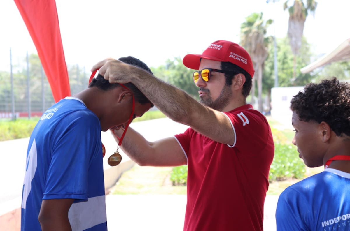 Iván Urquiso Osorio, director de Indeportes Atlántico, entregando uno de los premios del Torneo Golea Atlántico 2026.//Cortesía Indeportes Atlántico.