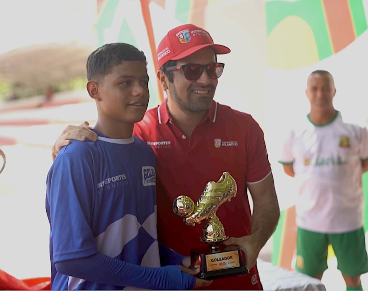 Joner Mendoza, recibió el trofeo como la gran figura del torneo al quedarse con el título de goleador y MVP (jugador más valioso) de la competencia.//Cortesía Indeportes Atlántico.