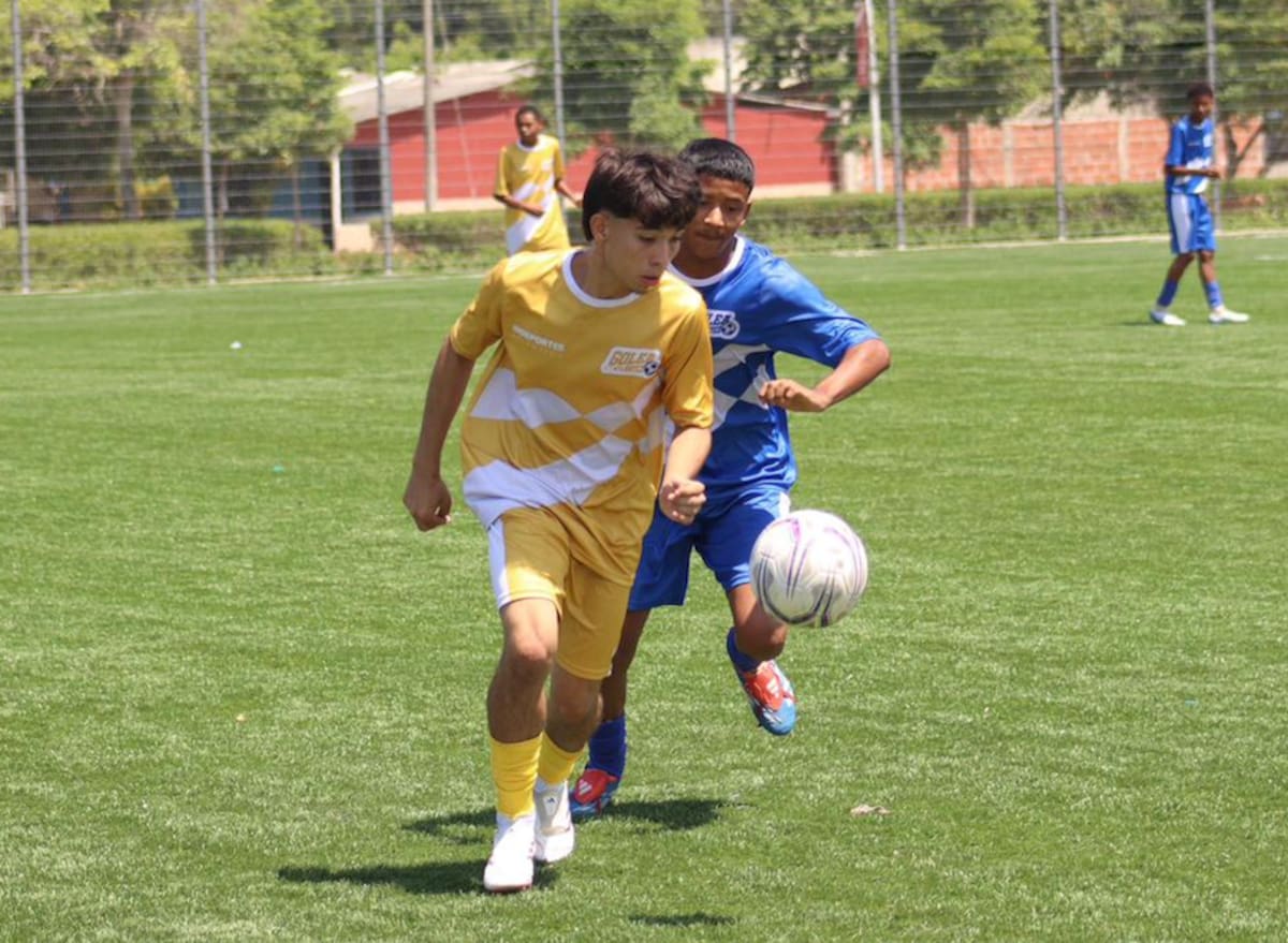 Acción del juego entre los representativos de Juan de Acosta y Candelaria que disputaron la final del Torneo de Fútbol ‘Golea Atlántico’, organizado por la Gobernación, a través de Indeportes.//Cortesía Indeportes Atlántico.