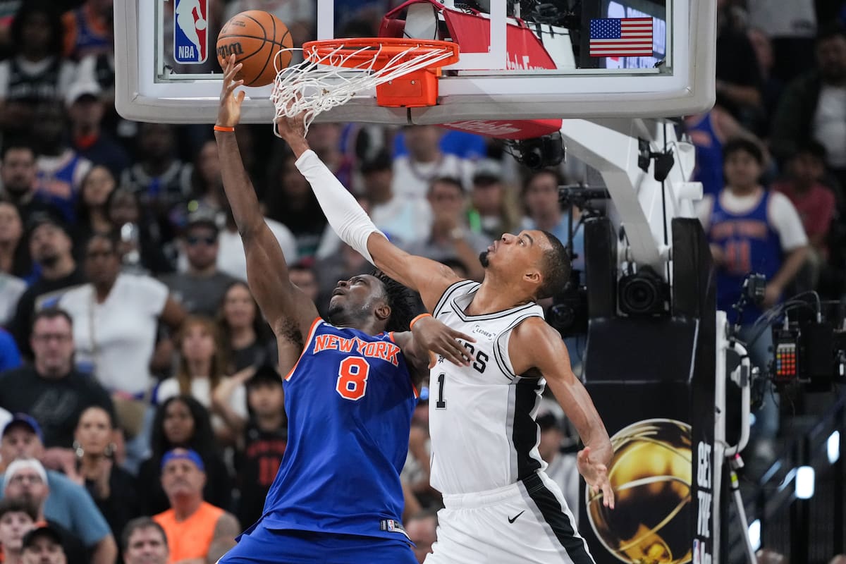 El alero de los San Antonio Spurs, Victor Wembanyama, defiende mientras el alero de los New York Knicks, Og Anunoby (8), lanza a canasta durante la primera mitad del Juego 2 de las Finales de la NBA. //Foto, AP: Eric Gay