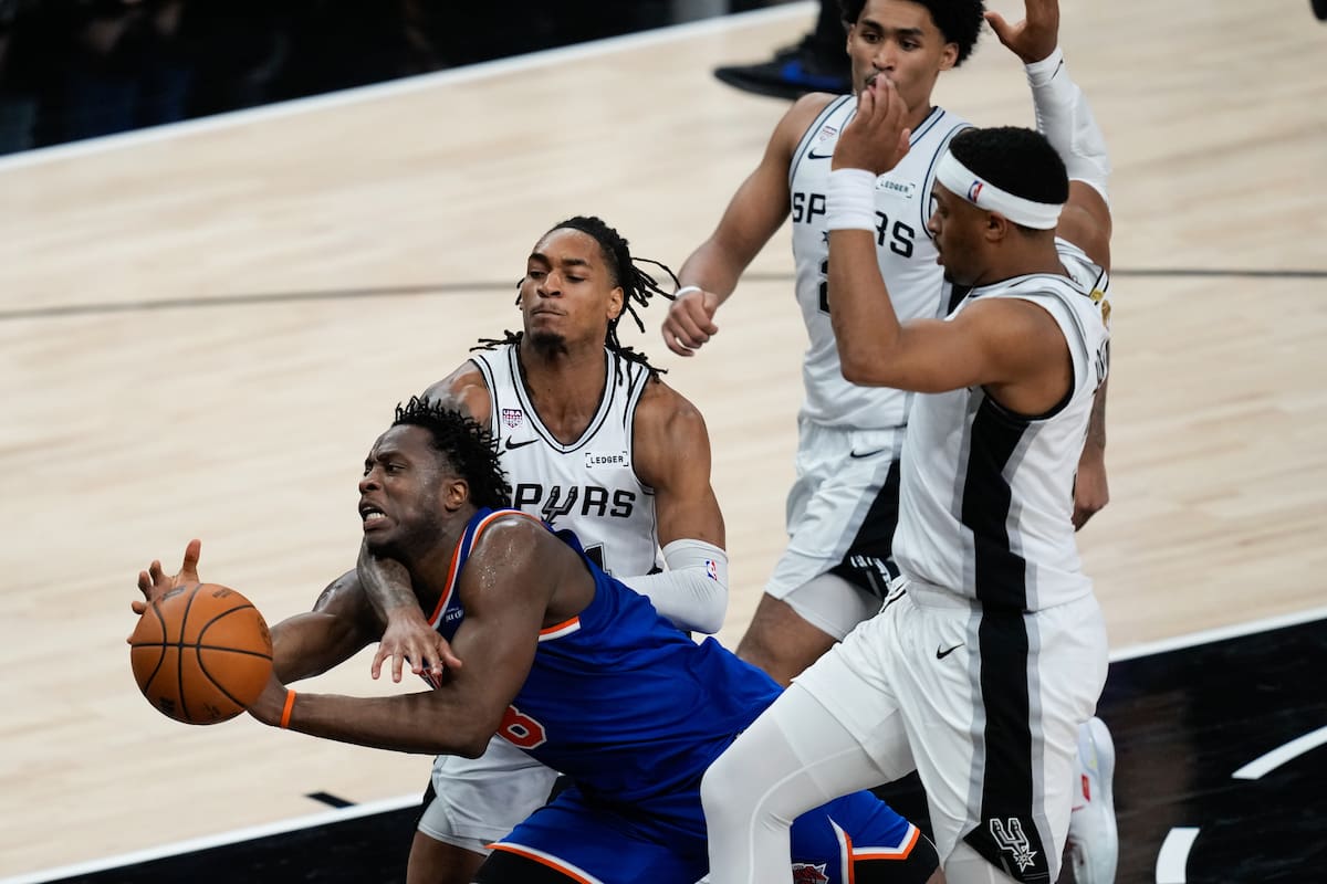 El alero de los New York Knicks, Og Anunoby (izquierda), recibe una falta del base de los San Antonio Spurs, Devin Vassell (24) (derecha), durante la primera mitad del segundo partido de las Finales de la NBA.
Foto, AP: David J. Phillip