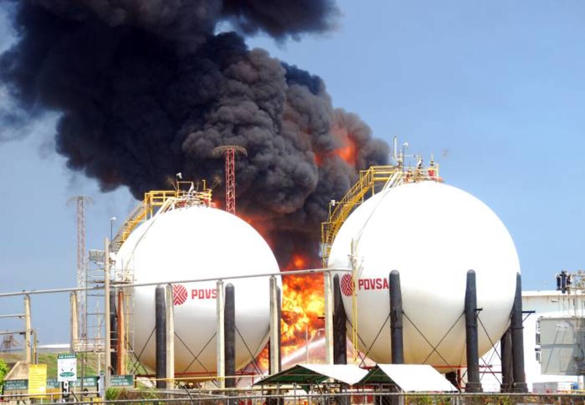 El incendio fue generado por un rayo en dos tanques de gasolina. AFP Yorvis Weffer