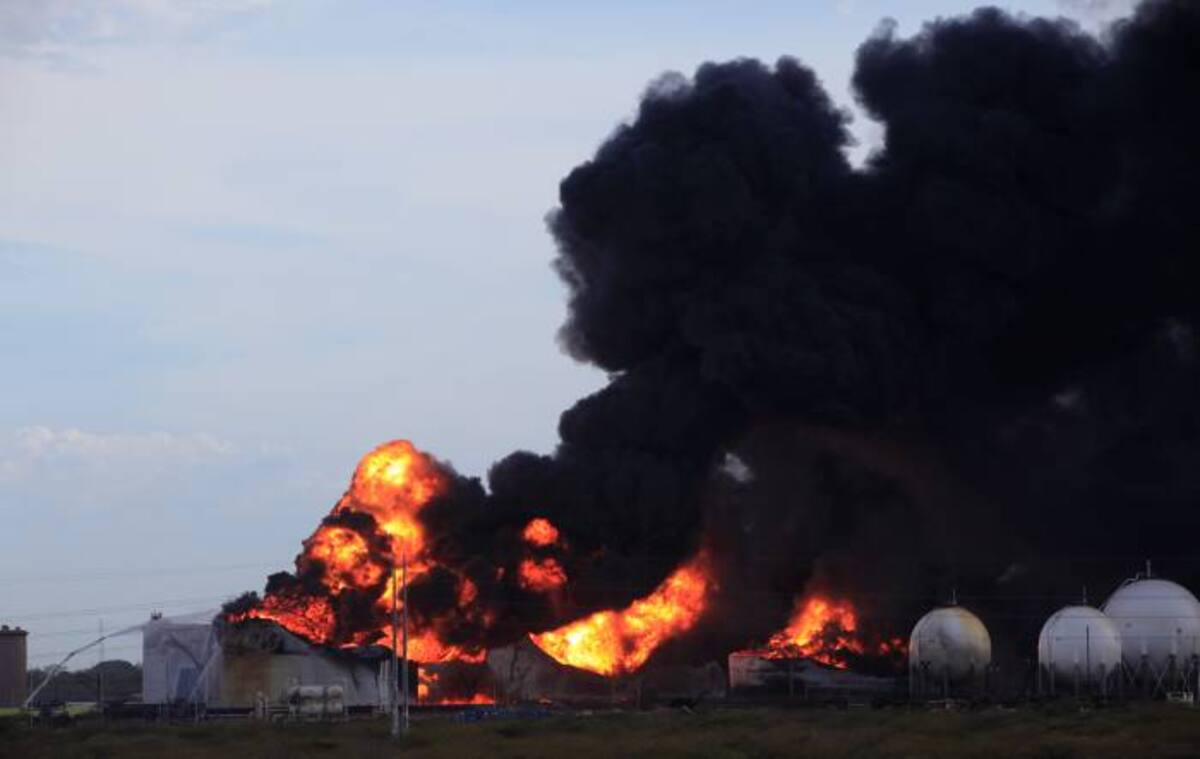 Desde el sábado y hasta este lunes, una gran nube negra era visible a varios kilómetros de distancia de la refinería. AP Ariana Cubillos