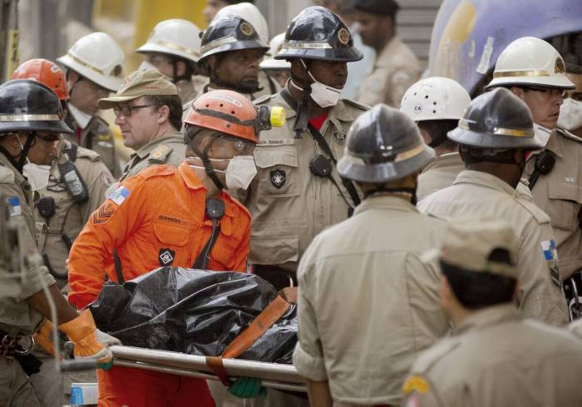 Socorristas no creen que puedan encontrar todos los cuerpos en derrumbe de tres edificios en Río de Janeiro.d AP