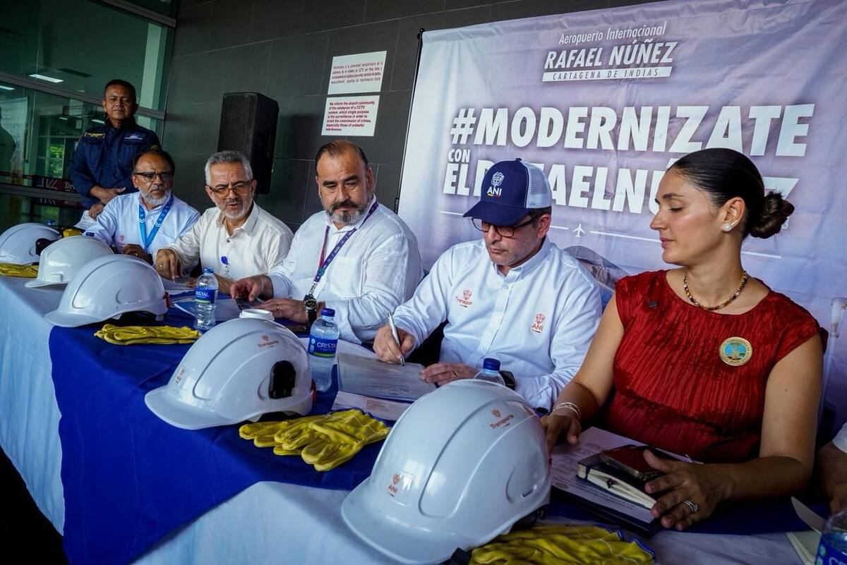 El presidente de la ANI, Óscar Torres Yarzagaray, segundo a la derecha, firma el acta de inicio de obras del proyecto de ampliación y modernización del aeropuerto Rafael Núñez. Observan Teresa Londoño, secretaria de Turismo del Distrito y funcionarios de la firma constructora y directivos del aeropuerto. //Foto Cortesía Oinac.
