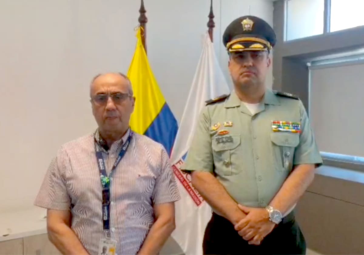 Daniel Gómez Acuña, director de la Seccional Atlántico de la Fiscalía, y el coronel Eddy Javier Sánchez Sandoval, comandante del Departamento de Policía Atlántico, entregaron detalles del operativo.//Cortesía Policía Atlántico.