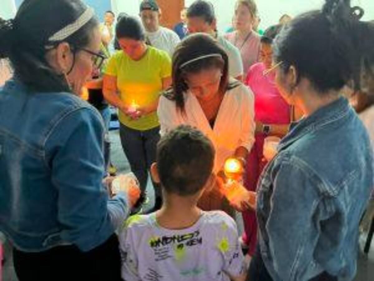 La Dirección Seccional de Magdalena Medio, en trabajo articulado con la Unidad Especial de Investigación y la Dirección de Apoyo Territorial, realizaron un acto de reconciliación con las familias de las víctimas de la violencia en esa parte del país, donde se les dio a conocer cómo fueron las investigaciones realizadas para dar con la verdad.