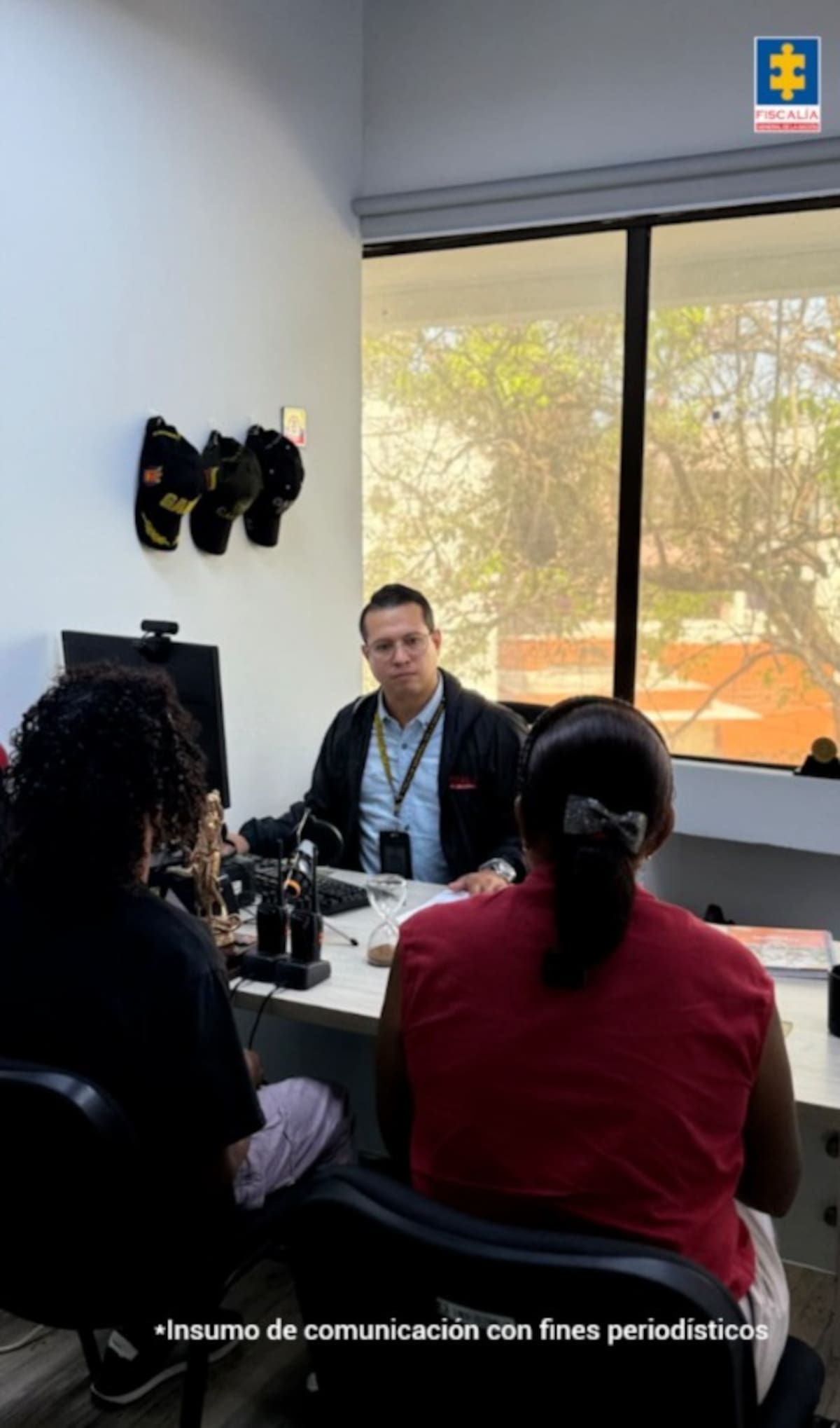 Momentos en que servidores de la Fiscalía atendían a las personas citadas para resolver sus casos por delitos querellables. // Foto: cortesía Fiscalía