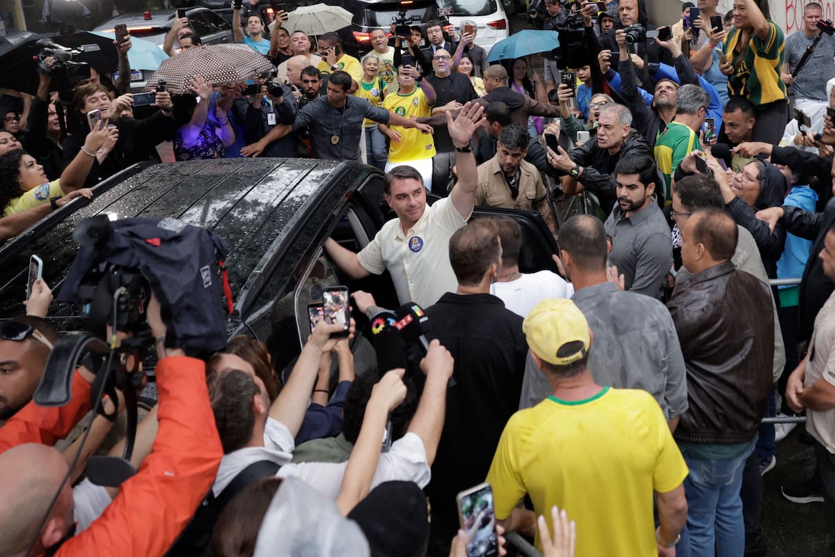 Flávio Bolsonaro pide votar “con lluvia o con sol” para cambiar el país