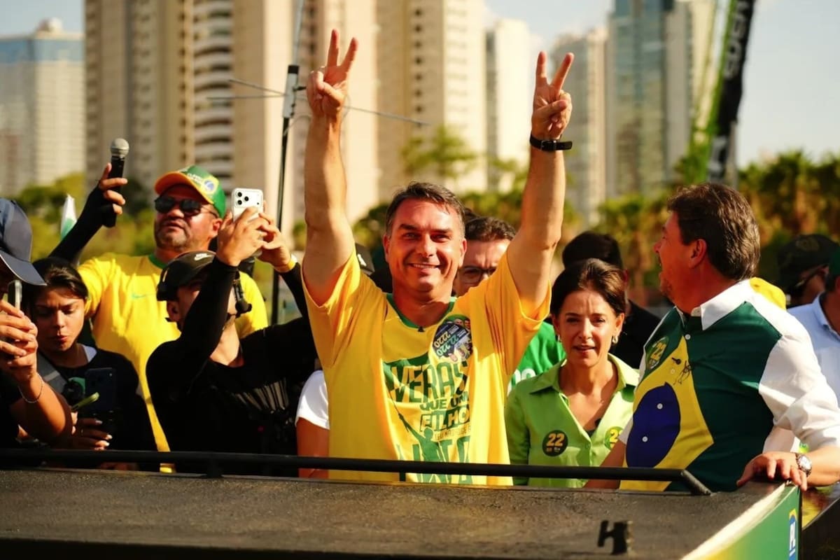 Flávio Bolsonaro llega a EE. UU. tras derrota ante Lula en las presidenciales