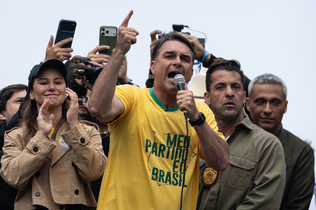 El candidato a la Presidencia de Brasil, Flávio Bolsonaro, habla en un acto público. // Foto; EFE/Isaac Fontana.