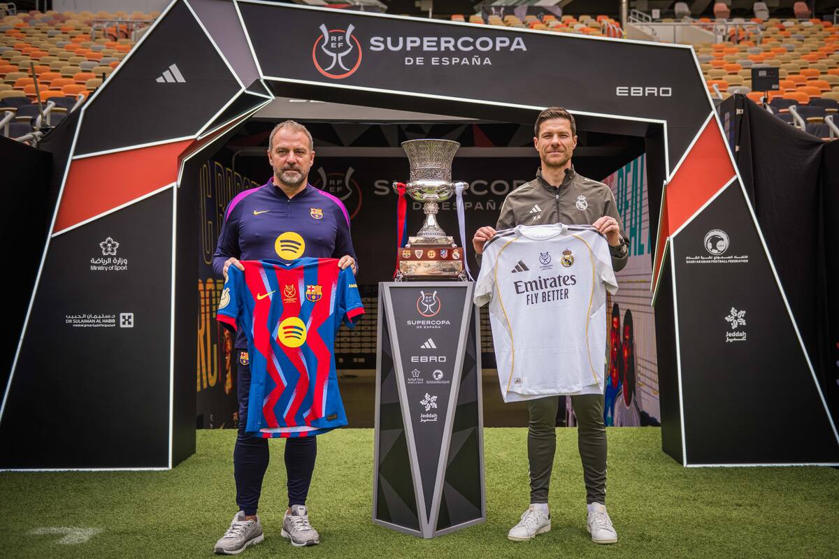 El alemán Hansi Flick (i), entrenador del Barcelona, posa junto al entrenador del Real Madrid Xabi Alonso (d) previo a la Final de la Supercopa de España. //Foto, EFE: Marc Graupera/FC Barcelona