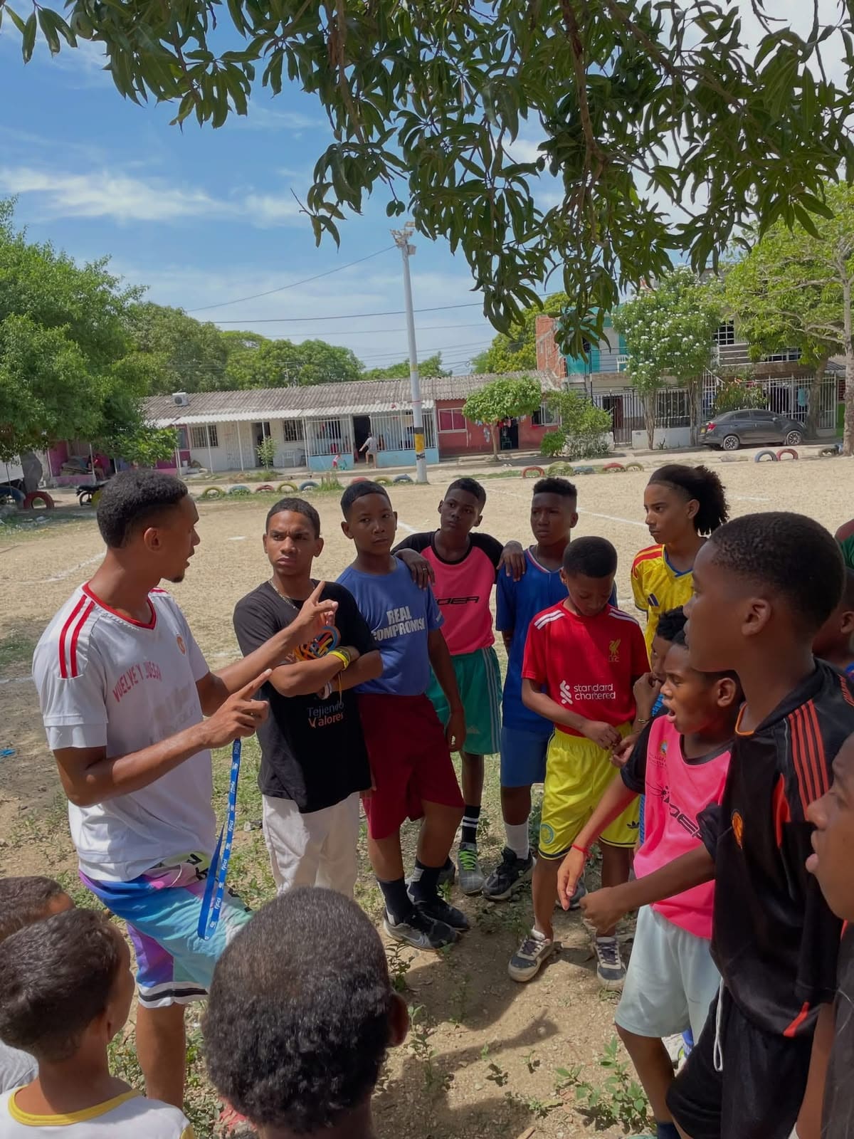 Actividad con jóvenes que residen en el barrio Flor del Campo. // Foto: Cortesía - Luís Ríos.