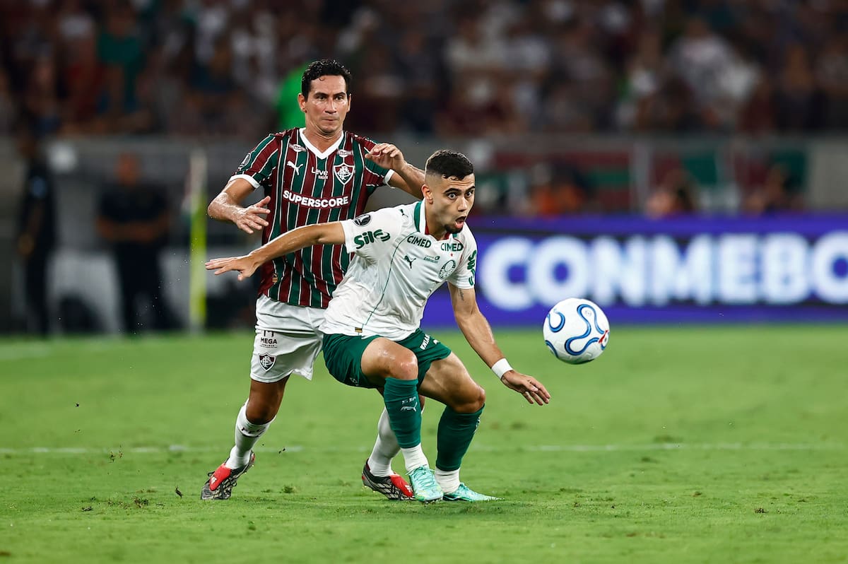 Paulo Ganso(i), de Fluminense, disputa un balón con Andreas Pereira, de Palmeiras, en la semifinal de la Copa Libertadores. //Foto, EFE: Andre Coelho