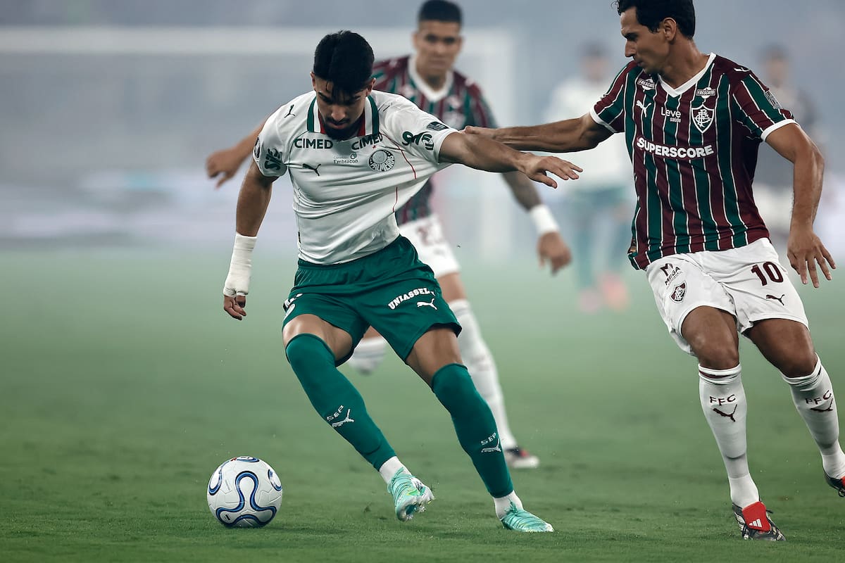 Paulo Henrique Ganso (d), de Fluminense, disputa un balón con José López en la semifinal de ida de la Copa Libertadores. //Foto, EFE: Andre Coelho