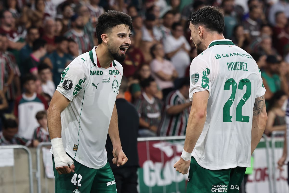 osé López (i), de Palmeiras, celebra un gol con su compañero Joaquín Piquerez en la semifinal ida de la Copa Libertadores. //Foto, EFE: Andre Coelho