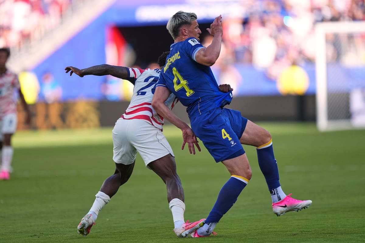 La dura falta que le costó a Folarin Balogun la tarjeta roja en el partido contra Bosnia y Herzegovina. //Foto, AP: Martin Meissner
