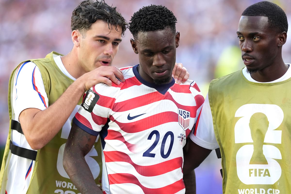Folarin Balogun (c) de Estados Unidos al ser expulsado en el partido de los dieciseisavos de final del Mundial de la FIFA 2026 entre Estados Unidos y Bosnia Herzegovina. //Foto, EFE: Omar Alonso