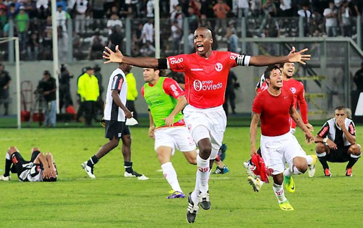 Juan Aurich de Chiclayo se consagró el miércoles campeón de fútbol peruano al derrotar 3-1 al Alianza Lima en la ronda de penales tras un tercer partido de desempate. AP Karel Navarro