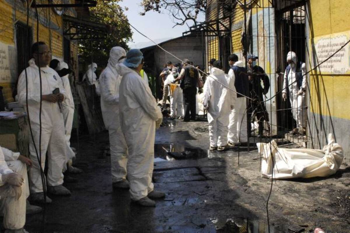 El siniestro habría comenzado a eso de las 22H50 locales del martes por causas aún desconocidas, y fue controlado por los bomberos unas tres horas después, precisó a la AFP el director de Centros Penales, Danilo Orellana. AFP ORLANDO SIERRA