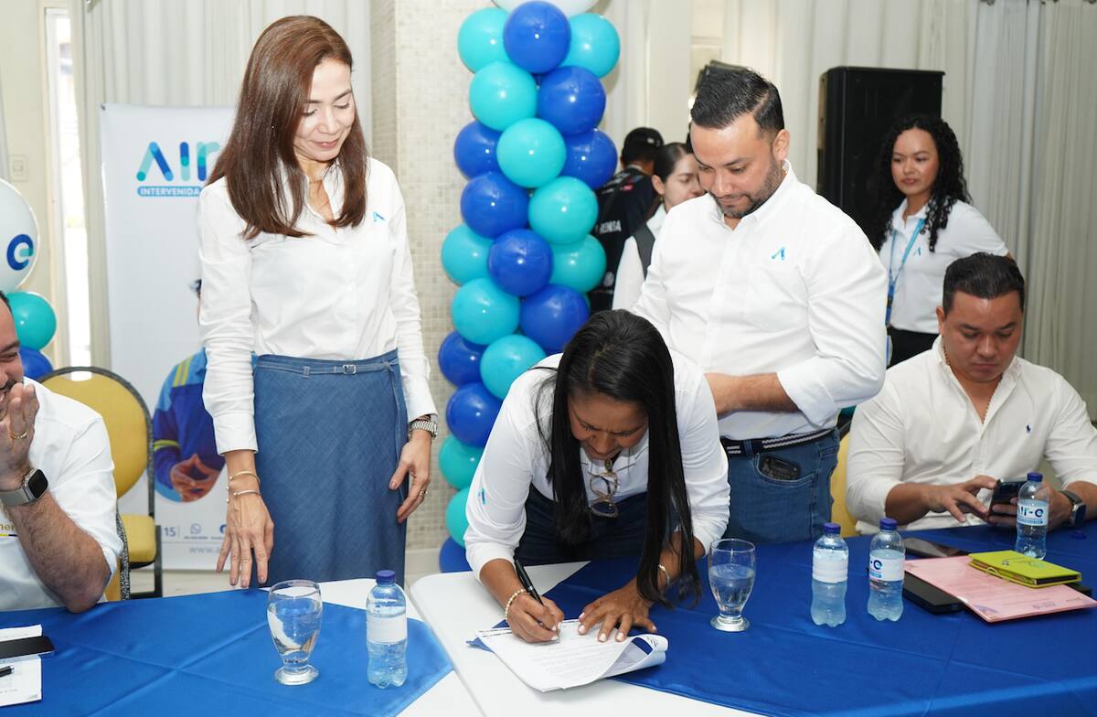 Momento durante el cual una trabajadora formaliza su contrato labora con la empresa Air-e Intervenida.//Cortesía.