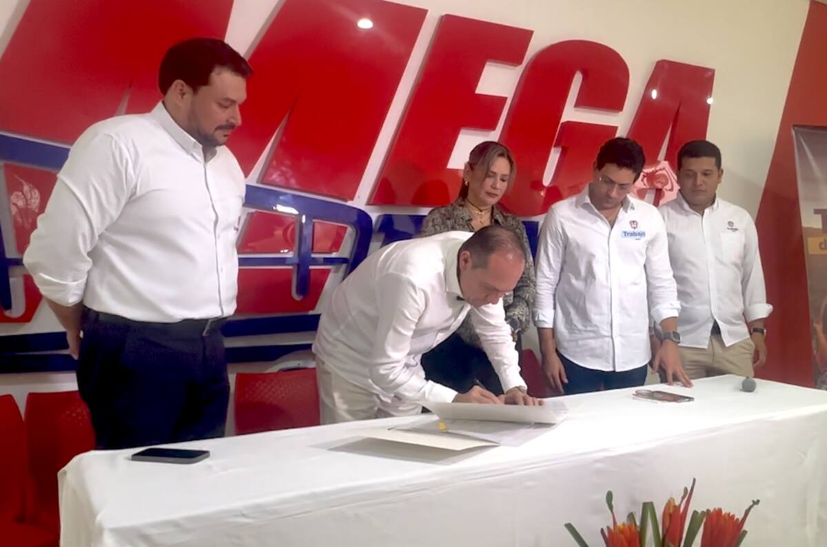 El ministro de Trabajo, Antonio Sanguino, Miguel Antonio Varela Rueda, director territorial del Ministerio de Trabajo en el Atlántico y Katherine Naveda, directora de recursos humanos de Invercomer del Caribe S.A.S., Megatiendas, durante la firma del acuerdo.//El Universal.