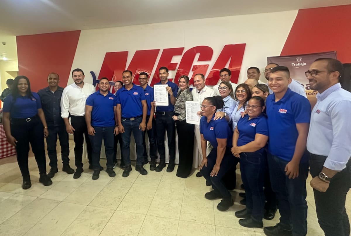 Trabajadores de Invercomer del Caribe S.A.S., Megatiendas, junto al ministro de Trabajo, Antonio Sanguino y representante de Mintrabajo y Megatiendas, luego de la firma del acuerdo de formalización//El Universal.