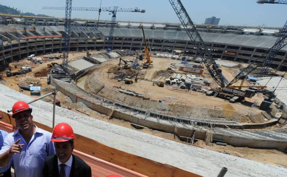 A dos años del Mundial, y a un año de la Copa de Confederaciones, todavía falta mucha infraestructura y hay preocupación por los atrasos en la construcción de algunos estadios. En la gráfica la remodelación del mítico Maracana. VANDERLEI ALMEIDA -AFP
