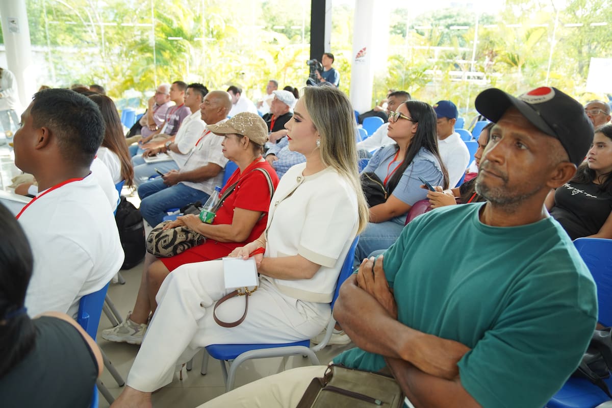 Los asistentes vivieron de una jornada de diálogo entorno al traslado del mercado de Bazurto.